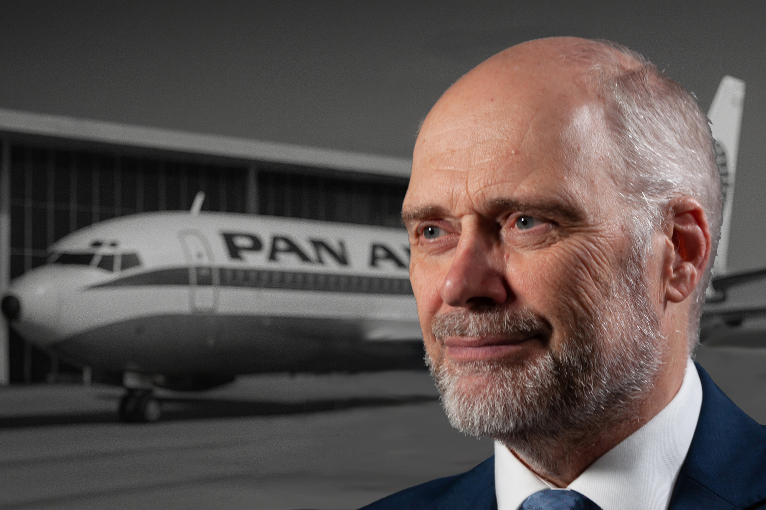 Rechtsanwalt Martin Heynert vor Luftfahrzeug